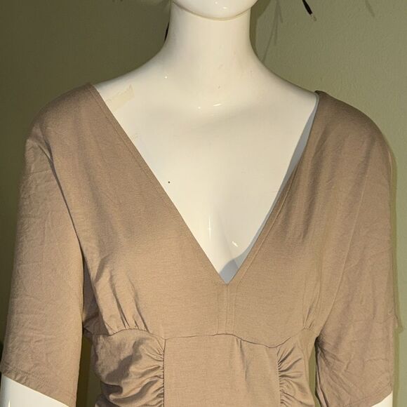 Boston Proper Beige V-Neck Ruched top - Picture 4 of 6